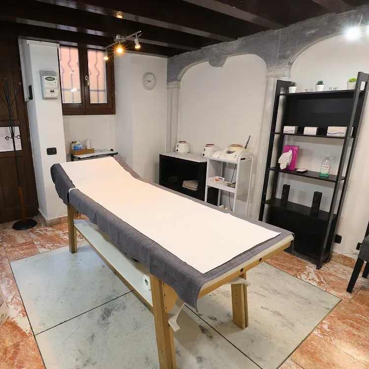 Cabina con lettino, colonne e arco in marmo