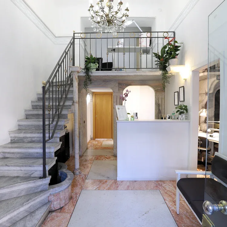 L’ingresso e la reception di Elle Biotech Skin Lab a Milano, con scala in marmo e soppalco