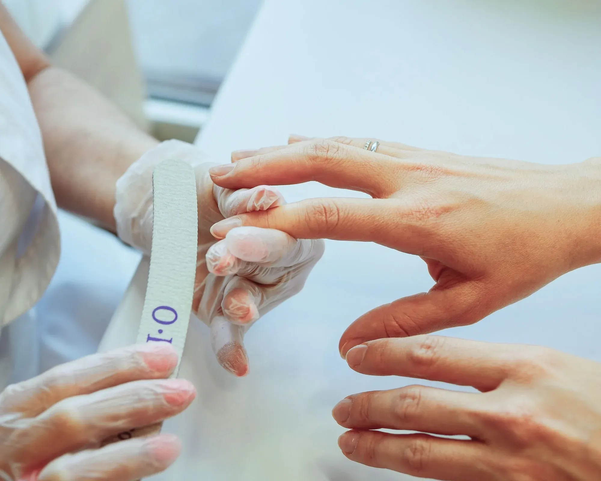 Manicure senza smalto: il trattamento in un centro estetico