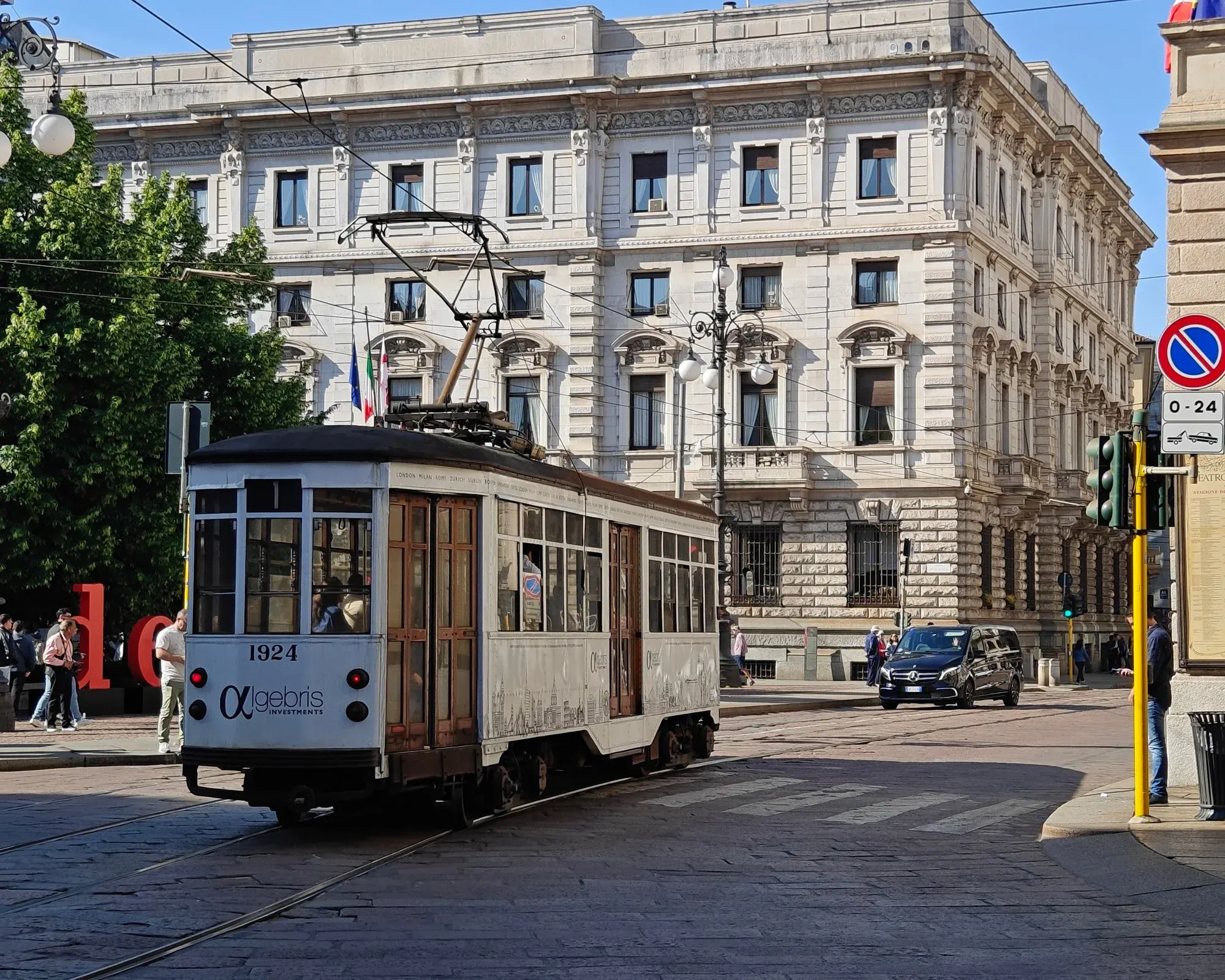 Un tram storico in una via del centro di Milano