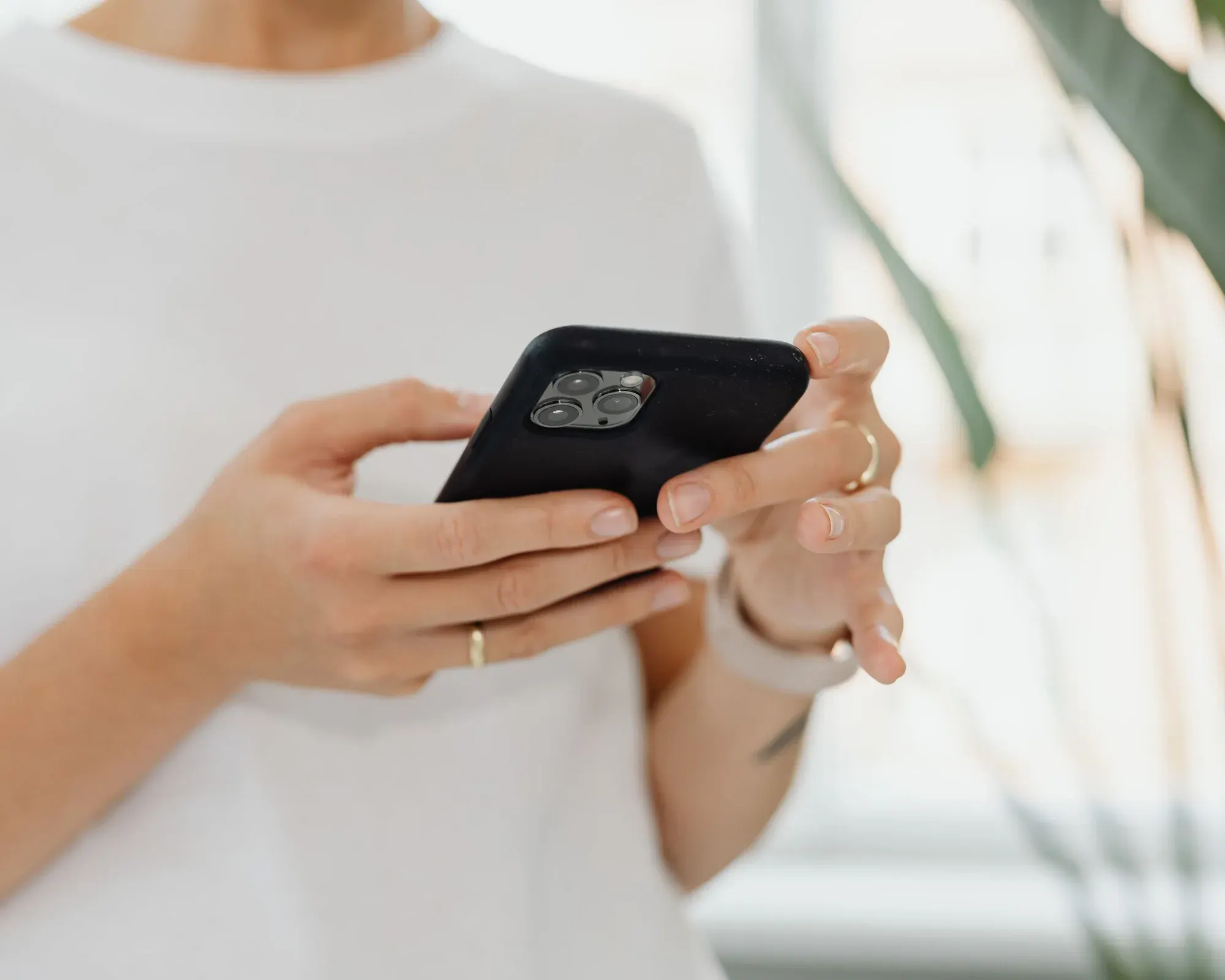 Una persona tiene in mano uno smartphone